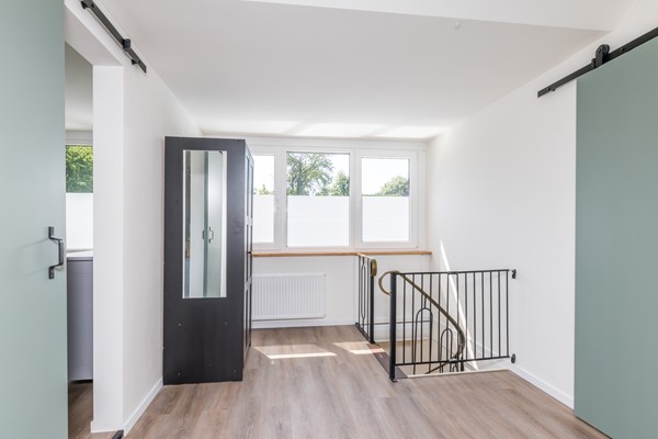 Foto - Verkocht onder voorbehoud: Ruime en veelzijdige vrijstaande woning met 173 m² woonoppervlakte,  extra leefverdieping, 3 slaapkamers (mogelijkheid tot 4), 2 badkamers, royaal bijgebouw en tuin op het zuidoosten in Hulsberg